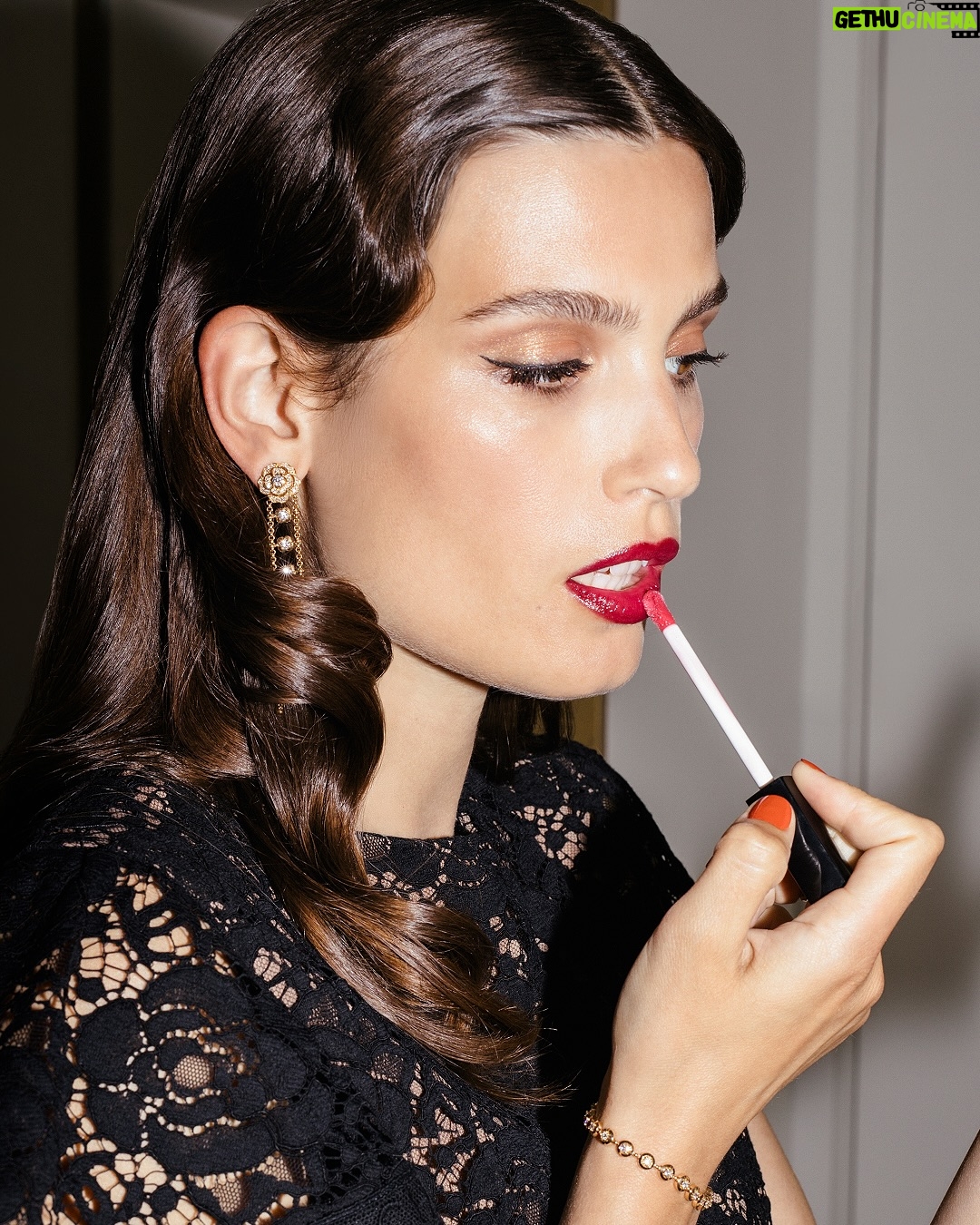 Alma Jodorowsky - 6.2K Likes - LAST LOOKS. Actress and friend of the House @AlmaJodorowsky is joined by CHANEL Beauty before she steps out in Cannes. For her red-carpet makeup, she chose a timeless Hollywood-inspired look, with a glowy complexion, winged eyes, a subtle shimmer on the lids, and a classic red lip.

GET THE LOOK:
OMBRE ESSENTIELLE 234 Beige Sable
Limited edition LES BEIGES HEALTHY GOLDEN GLOW POWDER Éclat du soir
LE VOLUME DE CHANEL WATERPROOF 10 Noir
ROUGE COCO GLOSS 172 Tendresse
31 LE ROUGE Rouge Coromandel
LE CRAYON LÈVRES 194 Rouge Noir
-
#OmbreEssentielle #RougeCoco #CHANELBeauty
#CHANELMakeup #Cannes2025