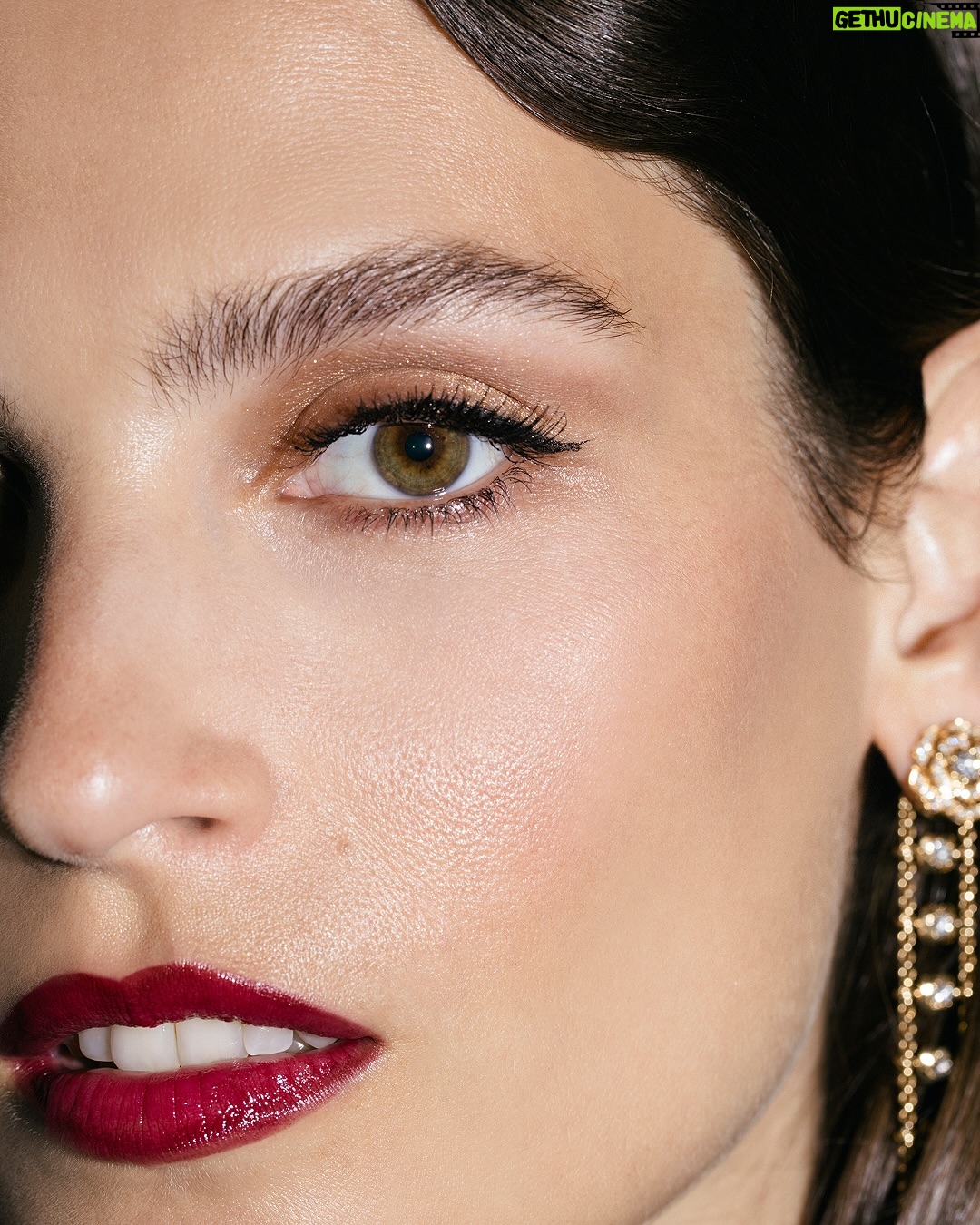 Alma Jodorowsky - 6.2K Likes - LAST LOOKS. Actress and friend of the House @AlmaJodorowsky is joined by CHANEL Beauty before she steps out in Cannes. For her red-carpet makeup, she chose a timeless Hollywood-inspired look, with a glowy complexion, winged eyes, a subtle shimmer on the lids, and a classic red lip.

GET THE LOOK:
OMBRE ESSENTIELLE 234 Beige Sable
Limited edition LES BEIGES HEALTHY GOLDEN GLOW POWDER Éclat du soir
LE VOLUME DE CHANEL WATERPROOF 10 Noir
ROUGE COCO GLOSS 172 Tendresse
31 LE ROUGE Rouge Coromandel
LE CRAYON LÈVRES 194 Rouge Noir
-
#OmbreEssentielle #RougeCoco #CHANELBeauty
#CHANELMakeup #Cannes2025