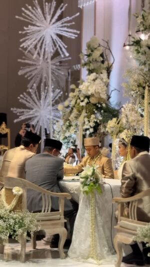 Alya Rohali Instagram - Alhamdulillah … Akad Nikah Jani dan Audi lancar . It’s the day filled with happiness between 3 big families and friends . 

Menggunakan adat betawi suasana menjadi sangat meriah dengan rebana, tanjidor, palang pintu sampai roti buaya . 

Betawi pride! This is for you bapak🥹

Venue @thetribrata 
WO @bigenterprisewo @bigsonalandro 
Baju pengantin @svarna_byikatindonesia @didietmaulana 
Decor @aryagatirooms 
Adat @sanggarnusantara_dotcom
Make up bride @marlenehariman 
Moms kebaya @chantik_boutique 
My make up @yayihanoum 
Wedding content creator @alurkisahmu
Foto video @fcgweddings 
Multimedia @praya.visual 
Digital invitations @viding.co