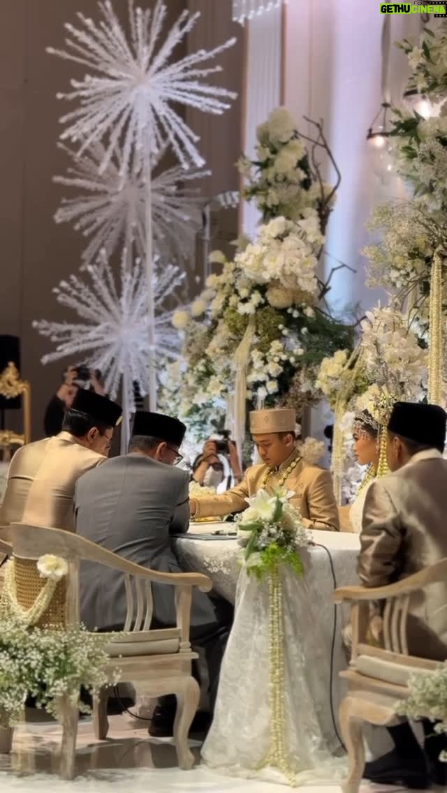 Alya Rohali - 11K Likes - Alhamdulillah … Akad Nikah Jani dan Audi lancar . It’s the day filled with happiness between 3 big families and friends . 

Menggunakan adat betawi suasana menjadi sangat meriah dengan rebana, tanjidor, palang pintu sampai roti buaya . 

Betawi pride! This is for you bapak🥹

Venue @thetribrata 
WO @bigenterprisewo @bigsonalandro 
Baju pengantin @svarna_byikatindonesia @didietmaulana 
Decor @aryagatirooms 
Adat @sanggarnusantara_dotcom
Make up bride @marlenehariman 
Moms kebaya @chantik_boutique 
My make up @yayihanoum 
Wedding content creator @alurkisahmu
Foto video @fcgweddings 
Multimedia @praya.visual 
Digital invitations @viding.co