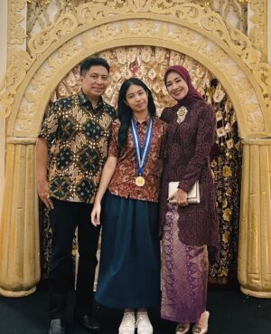 Alya Rohali Instagram - Officially graduated from SMP Labschool Kebayoran , selamat ya vava ku , bungsuku, bayiku . Terimakasih ikhtiarnya di bangku SMP. We are so proud of you . 
Vava juga penutup kisah anak2ku di SMP Labsky. Terimakasih semua guru2 @labsky.jhs yang sudah memberikan ilmu dan menanamkan good values of life utk ketiga puteri kami . 
Welcome to the new phase vava .. Be brave embracing what’s ahead of you