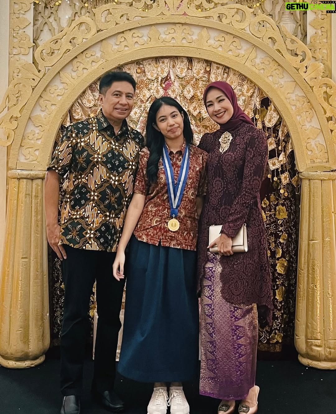 Alya Rohali - 6.1K Likes - Officially graduated from SMP Labschool Kebayoran , selamat ya vava ku , bungsuku, bayiku . Terimakasih ikhtiarnya di bangku SMP. We are so proud of you . 
Vava juga penutup kisah anak2ku di SMP Labsky. Terimakasih semua guru2 @labsky.jhs yang sudah memberikan ilmu dan menanamkan good values of life utk ketiga puteri kami . 
Welcome to the new phase vava .. Be brave embracing what’s ahead of you