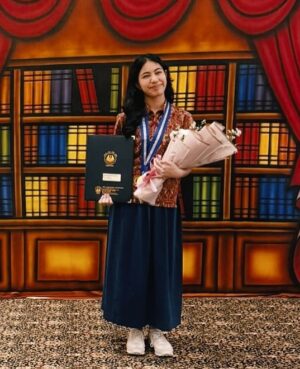 Alya Rohali Instagram - Officially graduated from SMP Labschool Kebayoran , selamat ya vava ku , bungsuku, bayiku . Terimakasih ikhtiarnya di bangku SMP. We are so proud of you . 
Vava juga penutup kisah anak2ku di SMP Labsky. Terimakasih semua guru2 @labsky.jhs yang sudah memberikan ilmu dan menanamkan good values of life utk ketiga puteri kami . 
Welcome to the new phase vava .. Be brave embracing what’s ahead of you