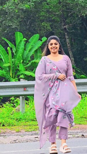 Amala Gireesan Instagram - 🌷🌷🌷🌷🌷
Costume by @trendfashion0786
📷 @paru__jimbru
#cottonchuridar #amalagireesan #actress #trending #reeloftheday #tamilsong #song
