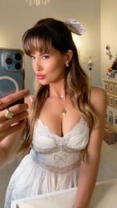 Actress Amanda Cerny HD Photos and Wallpapers October 2025