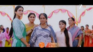 Amandeep Sidhu Instagram - Ek Maa apne farz se kabhi peeche nahi hatti, aur issi jazbaat ke saath aa rahi hai Ganga Mai! Suniye unki kahaani ka yeh title song aur dekhiye #GangaMaiKiBetiyan 22nd September se, har roz, raat 9 baje, sirf #ZeeTV par. 

#SongLaunch #AapkaApnaZeeTV #GangaMaiKiBetiyanSongOut #GangaMaiKiBetiyanTitleSong 

@kailashkher @shubhangi.latkar.official @amandeep_sidhu___ @sargunmehta @srishti__jain @swagqueen_vaishnavi