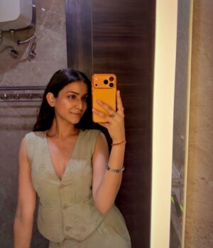 Amandeep Sidhu Instagram - Feeling like myself after really long✨
.
.
.
.
#amandeepsidhu #randomselfie #ghafoor #toodles