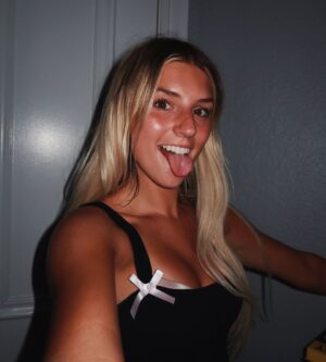 Ambie Bambii Instagram - sugar on my tongue !!