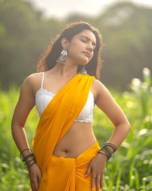 Ambika Vani Instagram - देखती हैं जिस तरह से तेरी नज़रें 🌻
PC - @sudopicia
#picsoftheday #yellow #saree #india #actor #goodvibes #loveyourself #greece #gratitude