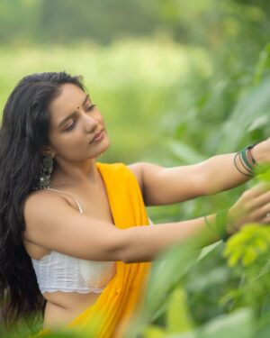 Ambika Vani Instagram - देखती हैं जिस तरह से तेरी नज़रें 🌻
PC - @sudopicia
#picsoftheday #yellow #saree #india #actor #goodvibes #loveyourself #greece #gratitude