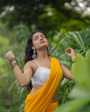 Ambika Vani Instagram - देखती हैं जिस तरह से तेरी नज़रें 🌻
PC - @sudopicia
#picsoftheday #yellow #saree #india #actor #goodvibes #loveyourself #greece #gratitude