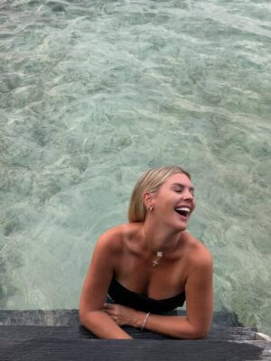 Amélie Neten Instagram - Le sourire est le meilleur remède. Il guérit les âmes, apaise les esprits et rapproche les cœurs. Souriez aujourd’hui, et laissez la magie opérer ! ✨