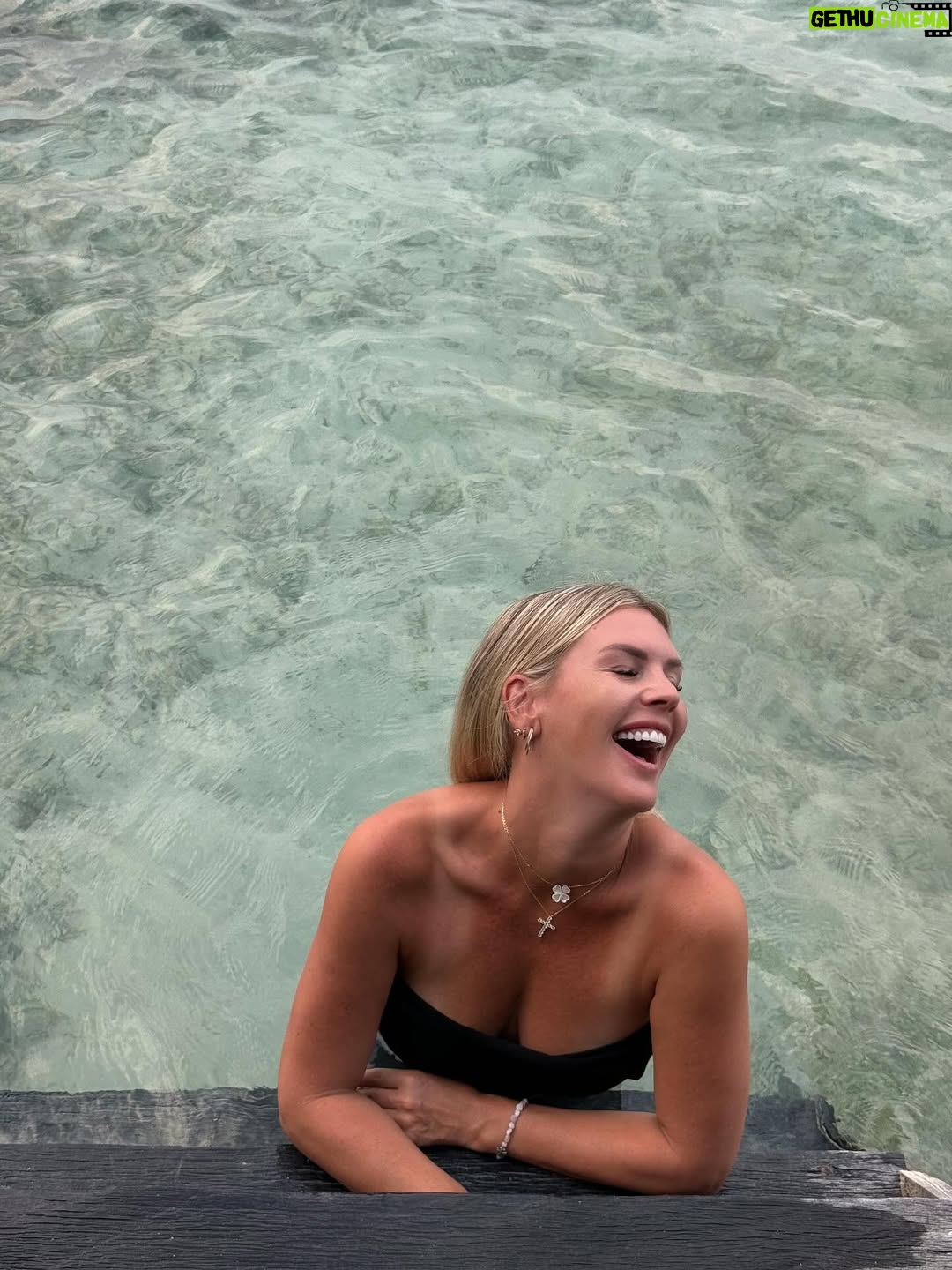 Amélie Neten - 21.6K Likes - Le sourire est le meilleur remède.  Il guérit les âmes, apaise les esprits et rapproche les cœurs. Souriez aujourd’hui, et laissez la magie opérer ! ✨