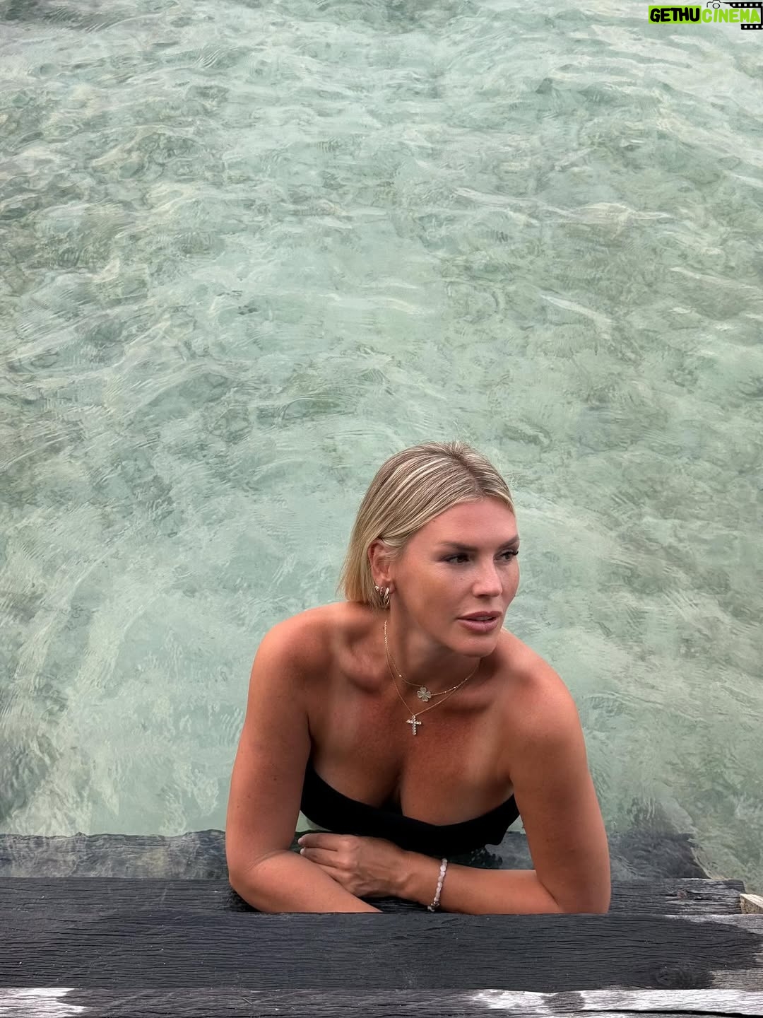 Amélie Neten - 21.6K Likes - Le sourire est le meilleur remède.  Il guérit les âmes, apaise les esprits et rapproche les cœurs. Souriez aujourd’hui, et laissez la magie opérer ! ✨
