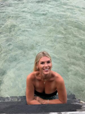 Amélie Neten Instagram - Le sourire est le meilleur remède. Il guérit les âmes, apaise les esprits et rapproche les cœurs. Souriez aujourd’hui, et laissez la magie opérer ! ✨