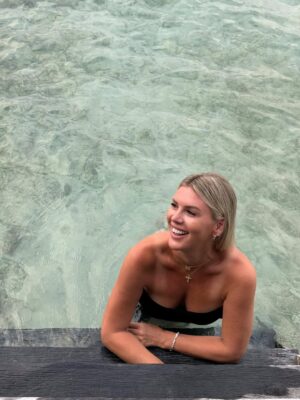 Amélie Neten Instagram - Le sourire est le meilleur remède. Il guérit les âmes, apaise les esprits et rapproche les cœurs. Souriez aujourd’hui, et laissez la magie opérer ! ✨