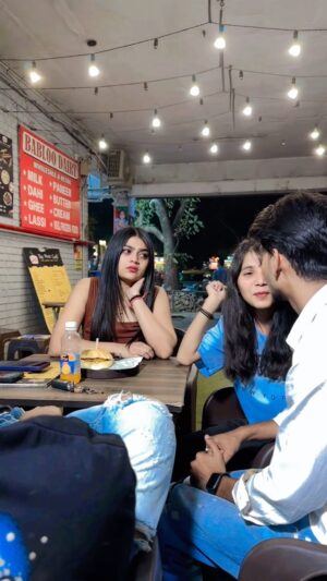 Amisha Instagram - Dur jane se ekdusre ki ehmiyat smj aati h ❤️ @__amisha17 @happy_singh_d1