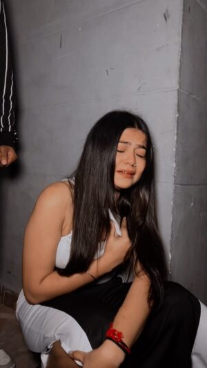 Amisha Instagram - Khud  galat bankar usne dur hona padta Wait for end 🖤  @happy_singh_d1  @__amisha17