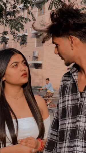 Amisha Instagram - Meri nazro dekh Koe kami nhi h ❤️ @__amisha17 @happy_singh_d1