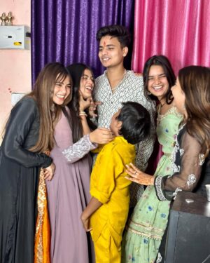 Amisha Instagram - Happy rakshabandhan ❤️🫶🏻 @__amisha17 @itz_ritesh_25 @tejal9666 @nitesh23612