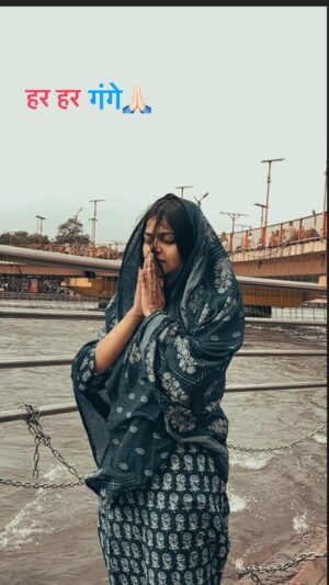Amisha Instagram - हर हर गंगे 🙏🏻❤️✨ @__amisha17 @daminichauhan_