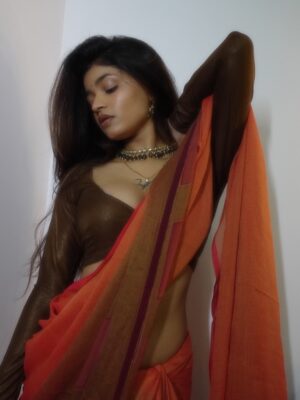Amisha Mewada Instagram - 🐦🔥🍁🏮
.
.
#explore #trend #love