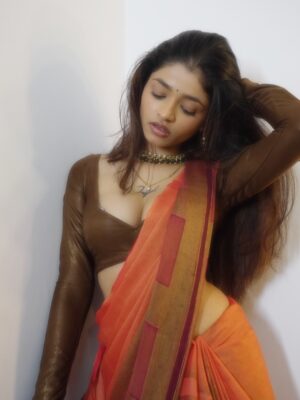 Amisha Mewada Instagram - 🐦🔥🍁🏮
.
.
#explore #trend #love