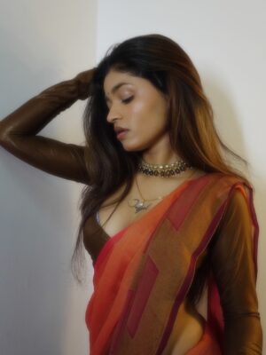 Amisha Mewada Instagram - 🐦🔥🍁🏮
.
.
#explore #trend #love
