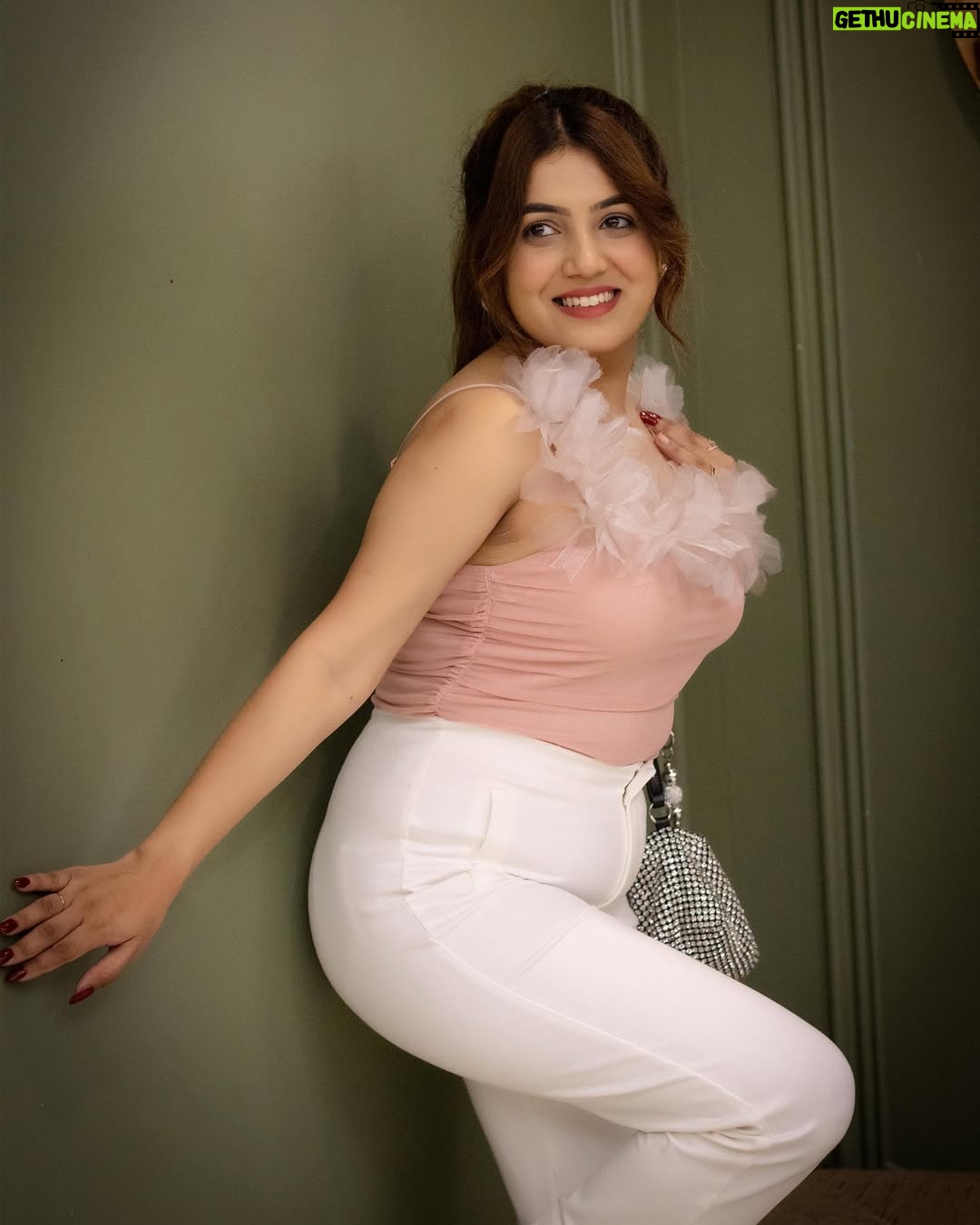 Amisha Sharma - 5K Likes - 🤍