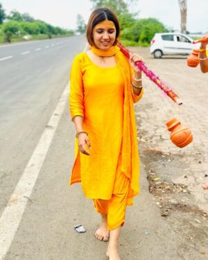 Amisha Sharma Instagram - इरादे सैकड़ों बनते हैं बन कर टूट जाते हैं, कावड़ वही उठाते हैं जिन्हें भोले बुलाते हैं ।
जय श्री महाकाल 🔱🙏