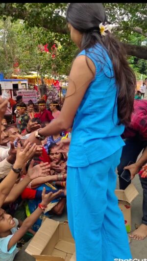 Amita Devi Instagram - Kusmanda mandir ghatampur ❤️ distributing food 🌸🙏
.
.
.
.
.

#viral #trending #explore #reel #amitafam ##amitafam #Ghatampur #ghatampurkigaliya #amitafam @kanpur_ki_kajal @ghatampur_ki_galiyan @_just_divya_7