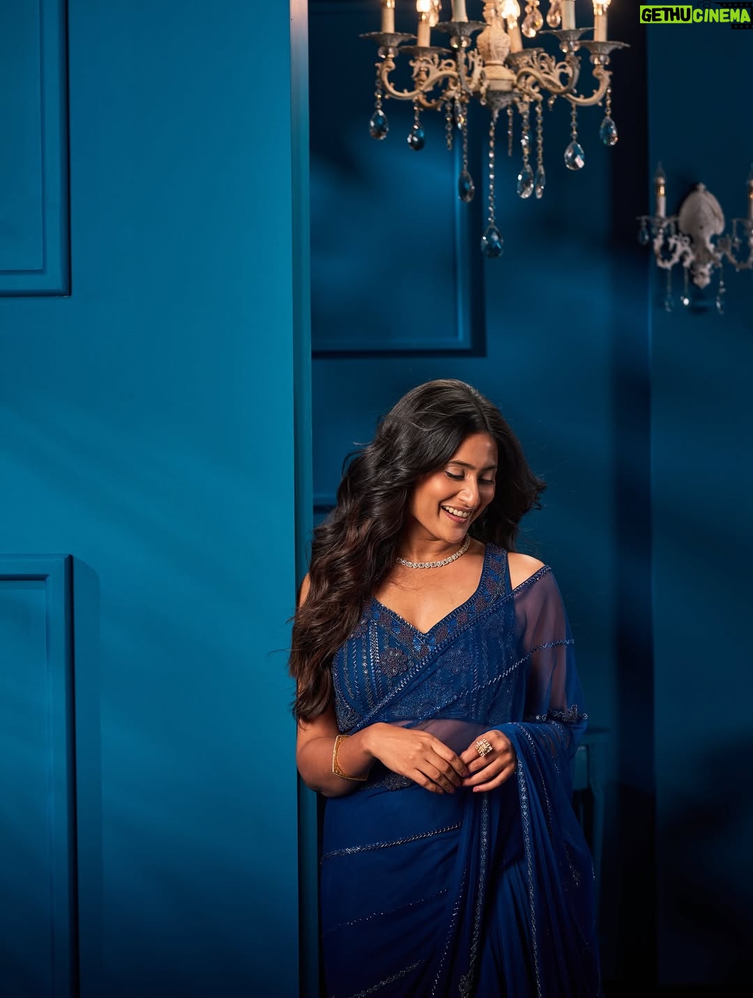 Amrutha Iyengar - 87.2K Likes - Did I pass the yeh jawaani hai deewani vibe? 

@siimawards 🤍

Hair @tinamukharjee 
Makeup @indiravisagemakeup 
Wearing: @quenchathirst
Styled by: @stylistzoha
Jewelry: @creativegemsandjewels