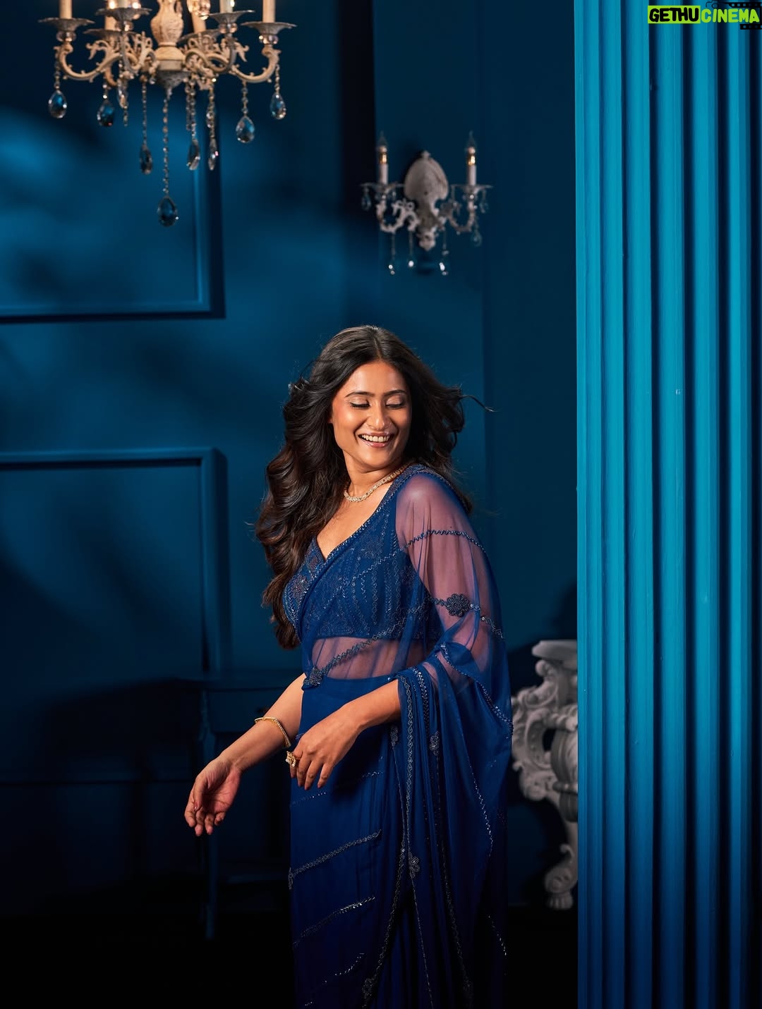 Amrutha Iyengar - 87.2K Likes - Did I pass the yeh jawaani hai deewani vibe? 

@siimawards 🤍

Hair @tinamukharjee 
Makeup @indiravisagemakeup 
Wearing: @quenchathirst
Styled by: @stylistzoha
Jewelry: @creativegemsandjewels