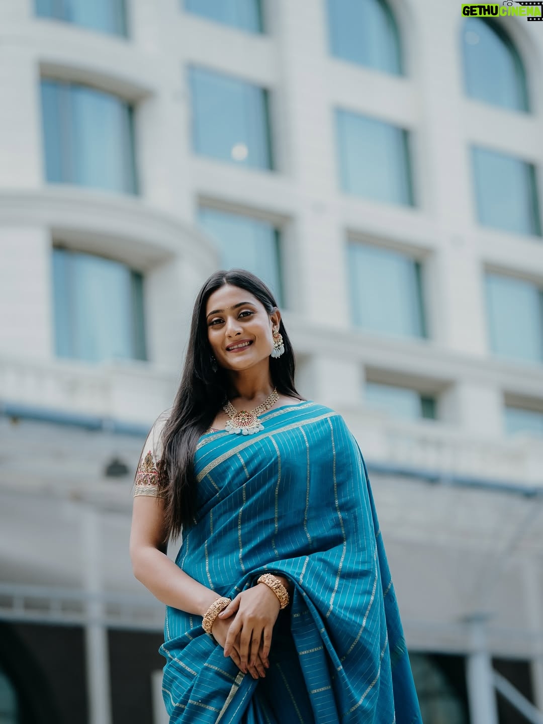 Amrutha Iyengar - 74.2K Likes - My love for saree is never ending! 

@hair_and_makeup_by_bharathi You surely made me feel and look like a 👑 muah 
@yashas_atreya doin his best !!!! 
Jewellery @vadhu_rental_jewellery_mysore 🤌