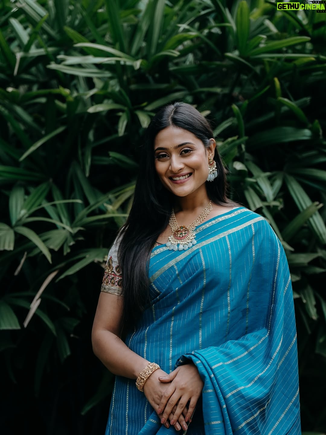 Amrutha Iyengar - 74.2K Likes - My love for saree is never ending! 

@hair_and_makeup_by_bharathi You surely made me feel and look like a 👑 muah 
@yashas_atreya doin his best !!!! 
Jewellery @vadhu_rental_jewellery_mysore 🤌
