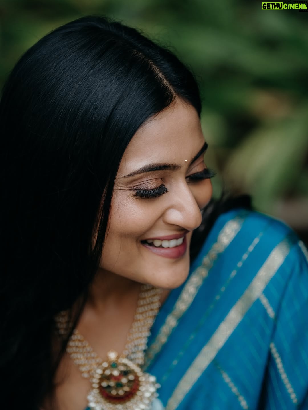 Amrutha Iyengar - 74.2K Likes - My love for saree is never ending! 

@hair_and_makeup_by_bharathi You surely made me feel and look like a 👑 muah 
@yashas_atreya doin his best !!!! 
Jewellery @vadhu_rental_jewellery_mysore 🤌