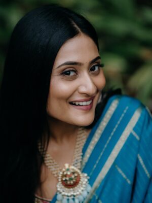 Amrutha Iyengar Instagram - My love for saree is never ending! 

@hair_and_makeup_by_bharathi You surely made me feel and look like a 👑 muah 
@yashas_atreya doin his best !!!! 
Jewellery @vadhu_rental_jewellery_mysore 🤌