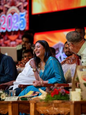Amrutha Iyengar Instagram - Glimpse of YUVASAMBRAMA inauguration at nanna MYSOORU! You guys were amazing !!!! 

Makeup and hair by my darlin @hair_and_makeup_by_bharathi 
Pc @yashas_atreya macha🤍
Jewellery @vadhu_rental_jewellery_mysore
