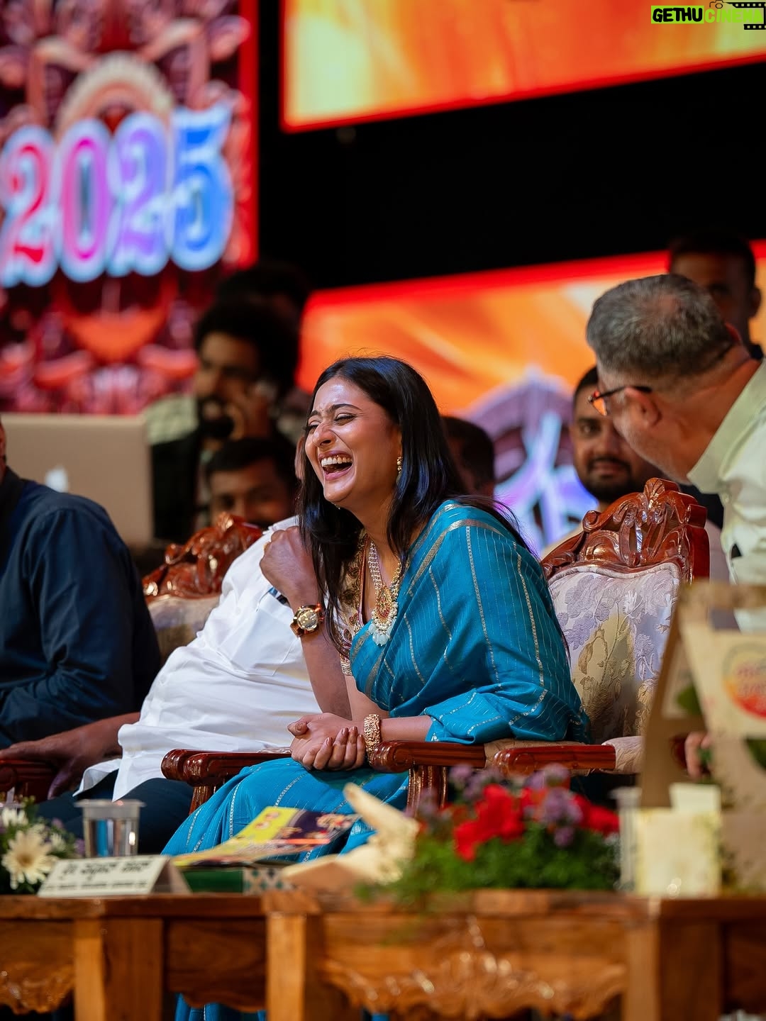 Amrutha Iyengar - 67.5K Likes - Glimpse of YUVASAMBRAMA inauguration at nanna MYSOORU! You guys were amazing !!!! 

Makeup and hair by my darlin @hair_and_makeup_by_bharathi 
Pc @yashas_atreya macha🤍
Jewellery @vadhu_rental_jewellery_mysore