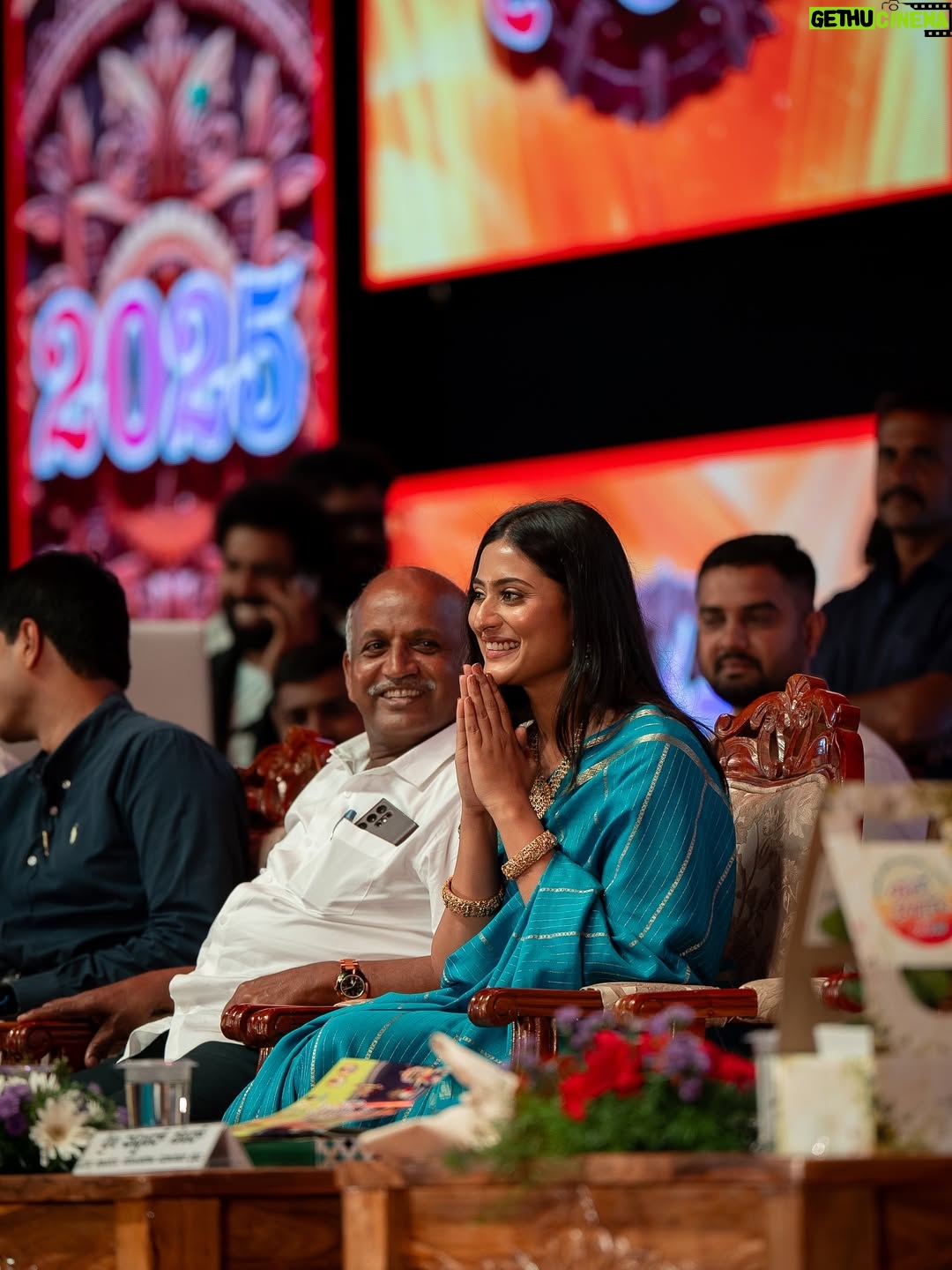 Amrutha Iyengar - 67.5K Likes - Glimpse of YUVASAMBRAMA inauguration at nanna MYSOORU! You guys were amazing !!!! 

Makeup and hair by my darlin @hair_and_makeup_by_bharathi 
Pc @yashas_atreya macha🤍
Jewellery @vadhu_rental_jewellery_mysore