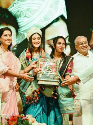 Amrutha Iyengar Instagram - Glimpse of YUVASAMBRAMA inauguration at nanna MYSOORU! You guys were amazing !!!! 

Makeup and hair by my darlin @hair_and_makeup_by_bharathi 
Pc @yashas_atreya macha🤍
Jewellery @vadhu_rental_jewellery_mysore