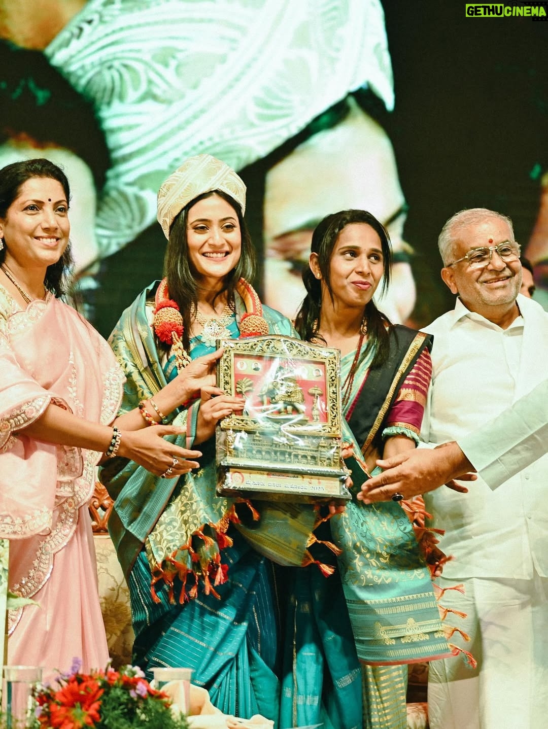 Amrutha Iyengar - 67.5K Likes - Glimpse of YUVASAMBRAMA inauguration at nanna MYSOORU! You guys were amazing !!!! 

Makeup and hair by my darlin @hair_and_makeup_by_bharathi 
Pc @yashas_atreya macha🤍
Jewellery @vadhu_rental_jewellery_mysore
