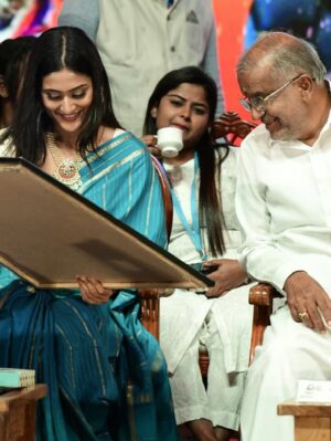 Amrutha Iyengar Instagram - Glimpse of YUVASAMBRAMA inauguration at nanna MYSOORU! You guys were amazing !!!! 

Makeup and hair by my darlin @hair_and_makeup_by_bharathi 
Pc @yashas_atreya macha🤍
Jewellery @vadhu_rental_jewellery_mysore