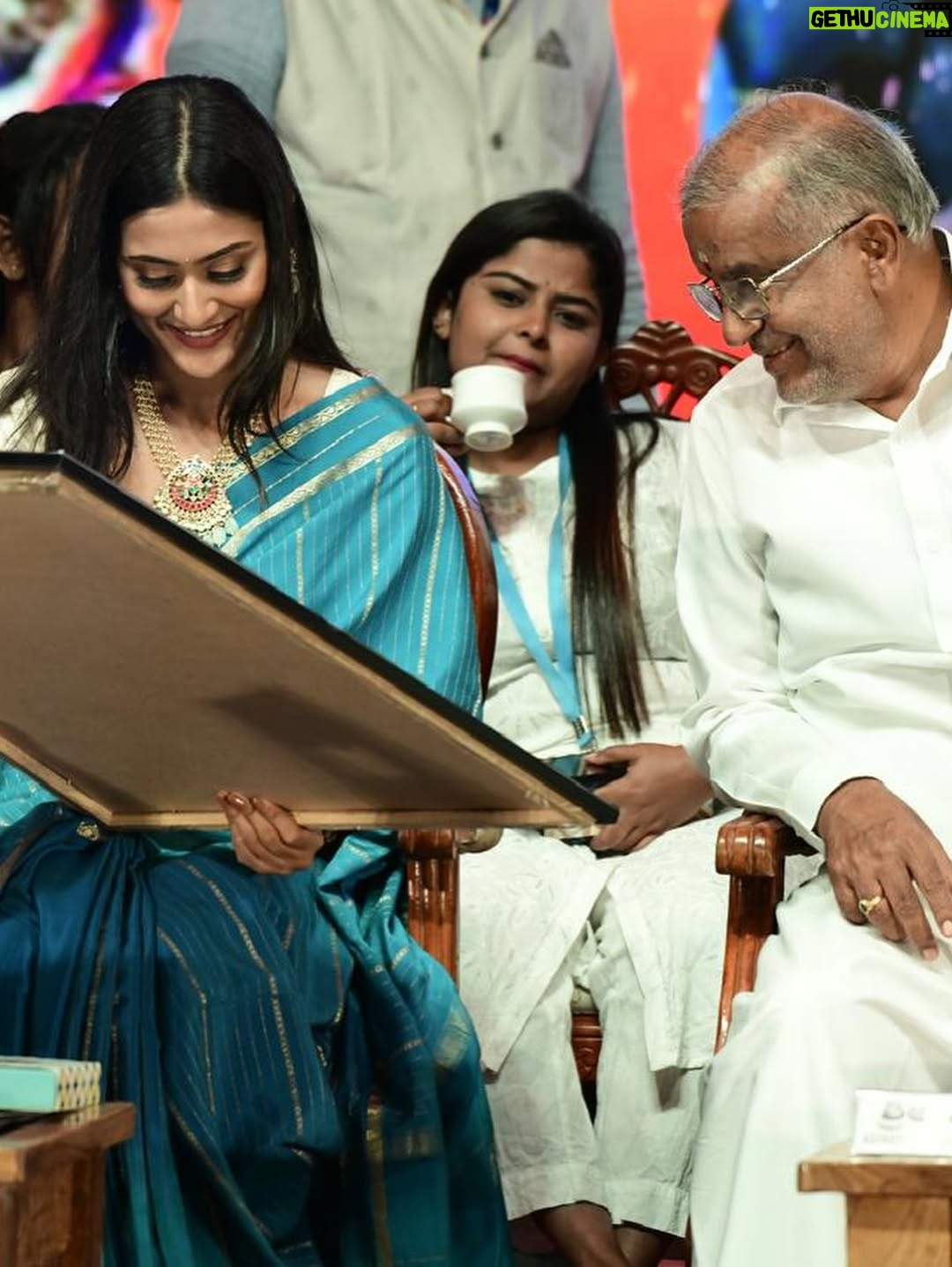 Amrutha Iyengar - 67.5K Likes - Glimpse of YUVASAMBRAMA inauguration at nanna MYSOORU! You guys were amazing !!!! 

Makeup and hair by my darlin @hair_and_makeup_by_bharathi 
Pc @yashas_atreya macha🤍
Jewellery @vadhu_rental_jewellery_mysore