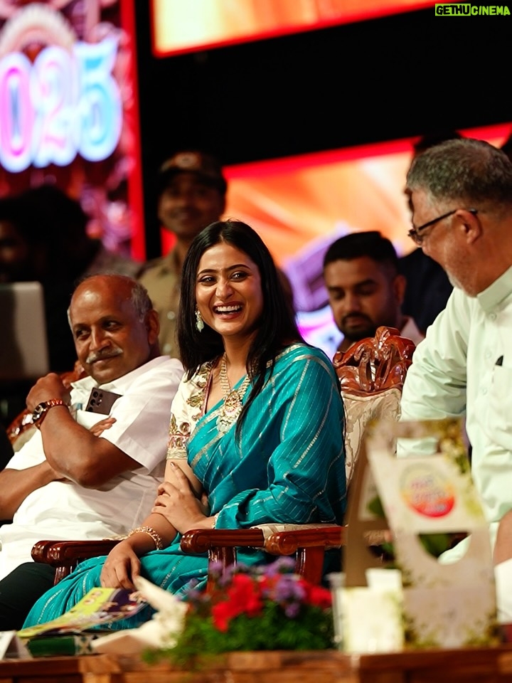 Amrutha Iyengar - 67.5K Likes - Glimpse of YUVASAMBRAMA inauguration at nanna MYSOORU! You guys were amazing !!!! 

Makeup and hair by my darlin @hair_and_makeup_by_bharathi 
Pc @yashas_atreya macha🤍
Jewellery @vadhu_rental_jewellery_mysore