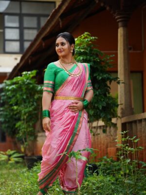 Amulya Instagram - ನಮ್ಮ ನಾಡಿನ ಹೆಮ್ಮೆ “ಇಳಕಲ್ ಸೀರೆ “❤️

ದಸರಾ ಹಬ್ಬದ ಶುಭಾಶಯಗಳು ❤️

ಸೀರೆ ಕೊಡಿಸಿದು- ನಮ್ಮ ಯಜಮಾನರು ❤️ @jagdishrchandra