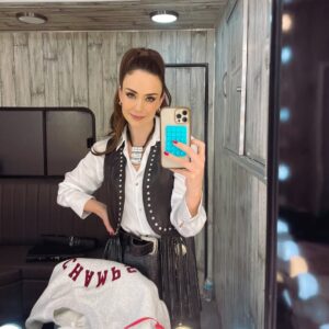 Ana Belena Instagram - Recap de algunos outfits de Atocha en Amanecer ♥️
¿Cuál es su favorito?
#amanecer #telenovela #atocha