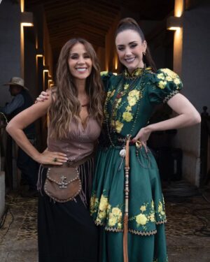Ana Belena Instagram - Con mi querida @catherinesiachoque ✨
Es increíble trabajar con ella ♥️🔥
#actriz #telenovela #televisa