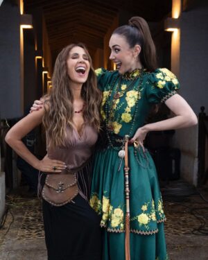 Ana Belena Instagram - Con mi querida @catherinesiachoque ✨
Es increíble trabajar con ella ♥️🔥
#actriz #telenovela #televisa
