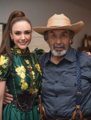 Ana Belena Instagram - Después de varios meses terminamos las grabaciones de este gran proyecto @amanecerof, y solo puedo estar agradecida con @juanosorio.oficial y todo el equipo que hizo posible esto, por tan maravillosos momentos elenco ♥️
Extrañaré mucho mis días de grabación e interpretar a Atocha ❤️🩹
#telenovela #amanecer #televisa #actriz